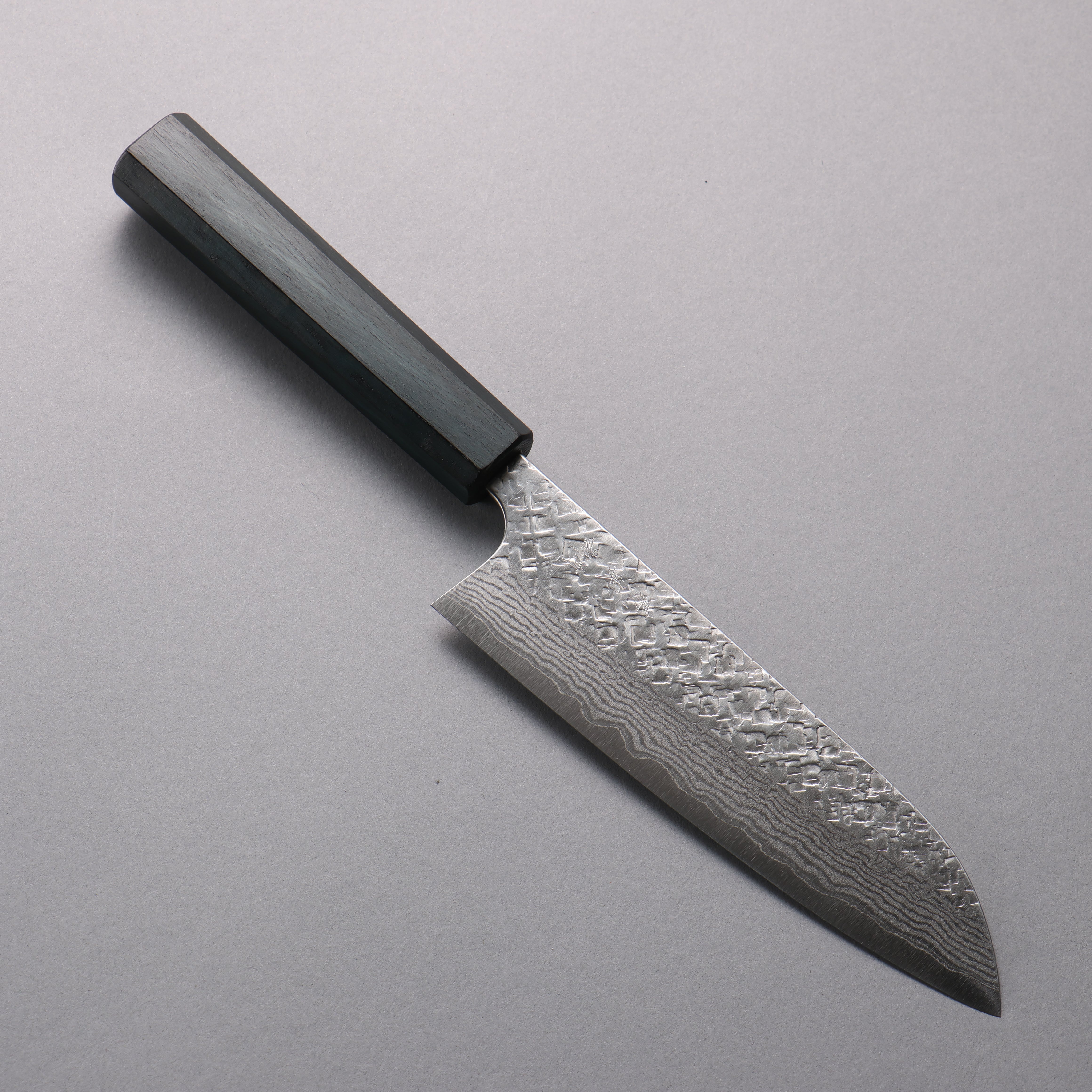 Yoshimi Kato VG10 Damascus Hammered(square) Santoku 170mm Oak (Indigo Dyed) Handle - Seisuke Knife