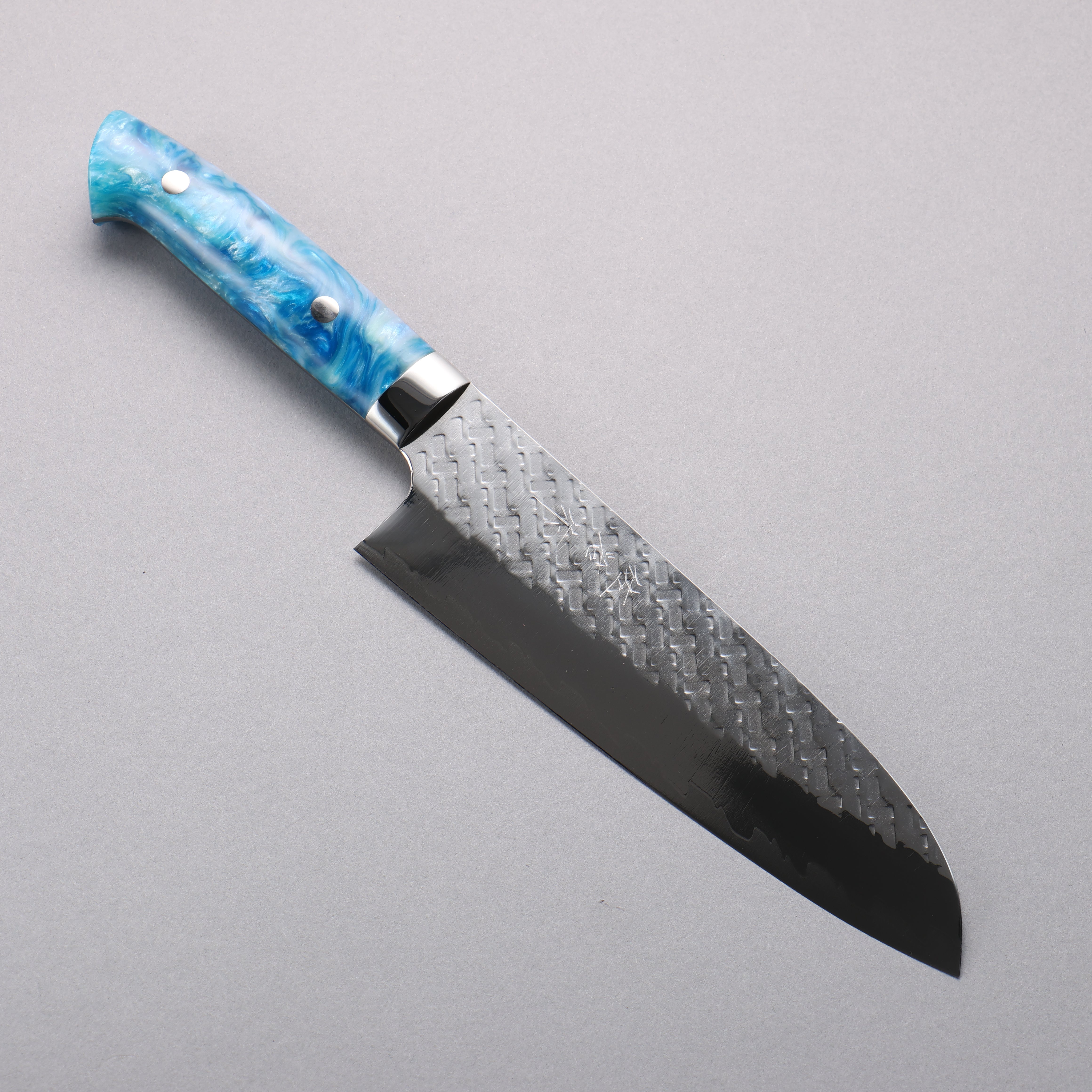 Takeshi Saji SPG STRIX Hammered Migaki Finished Santoku 180mm Blue and White Acrylic Handle - Seisuke Knife