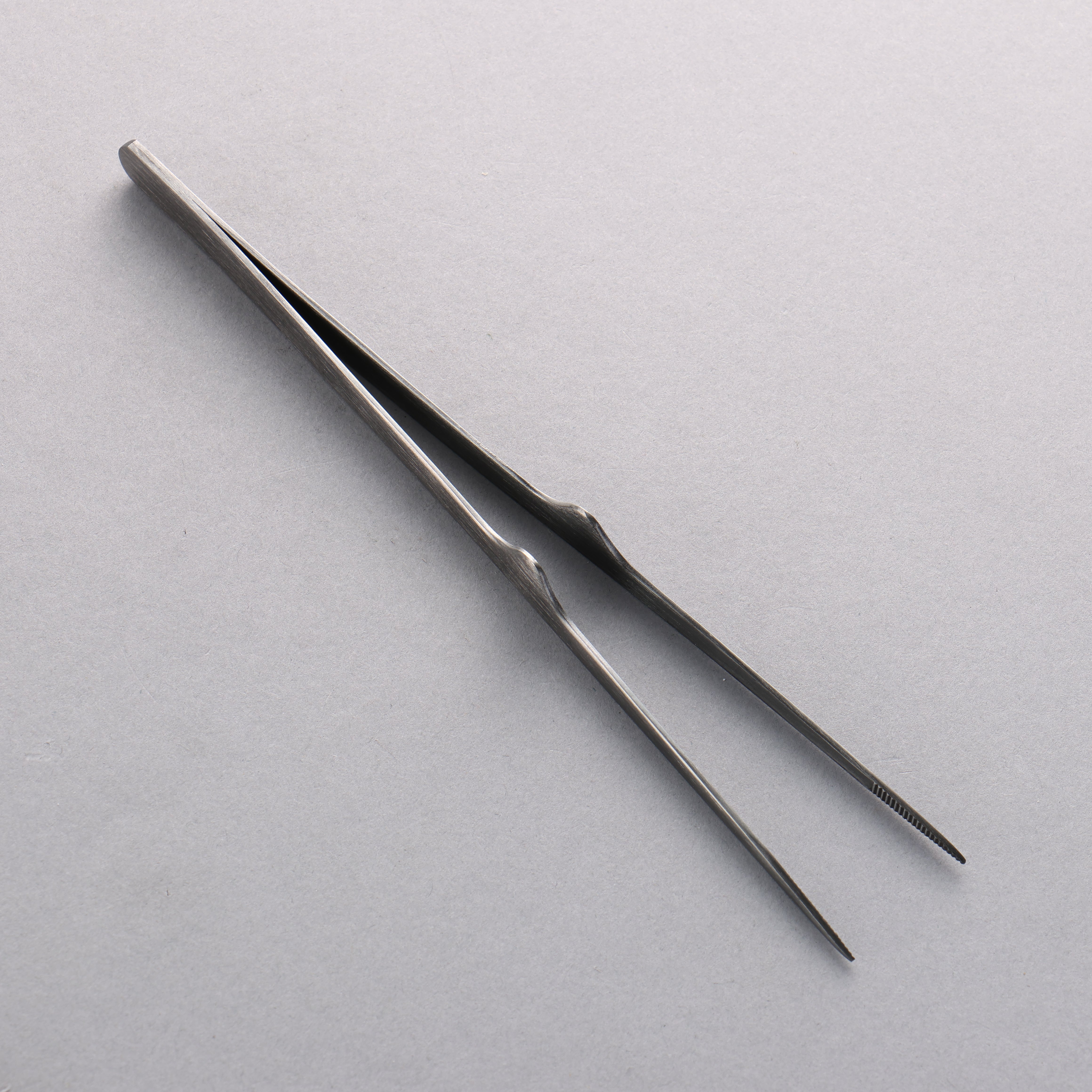 Gestura Petite Stando Black Metal Tongs 200mm - Seisuke Knife