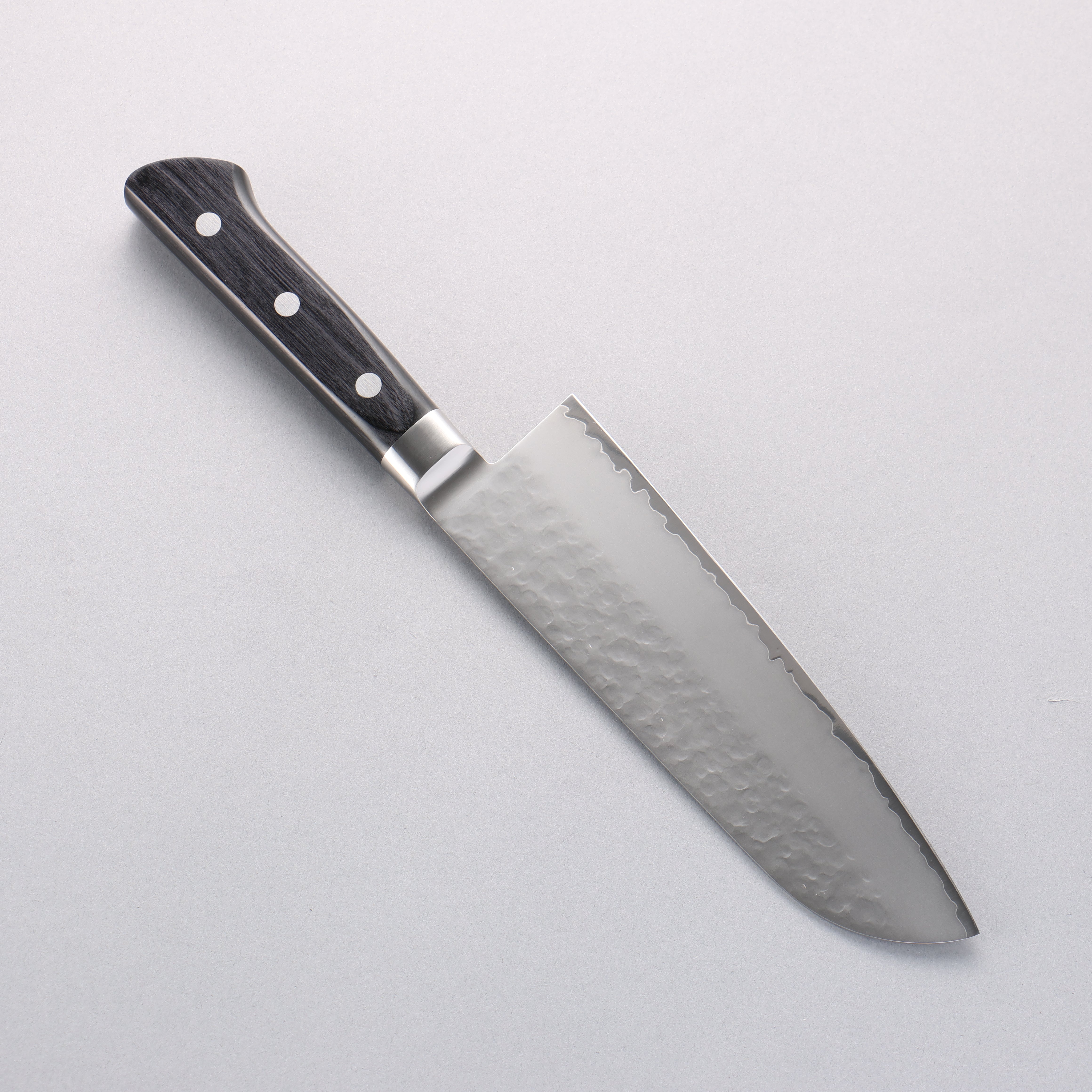 Seisuke VG5 Hammered Kasumitogi Santoku 175mm Black Pakkawood Handle - Seisuke Knife