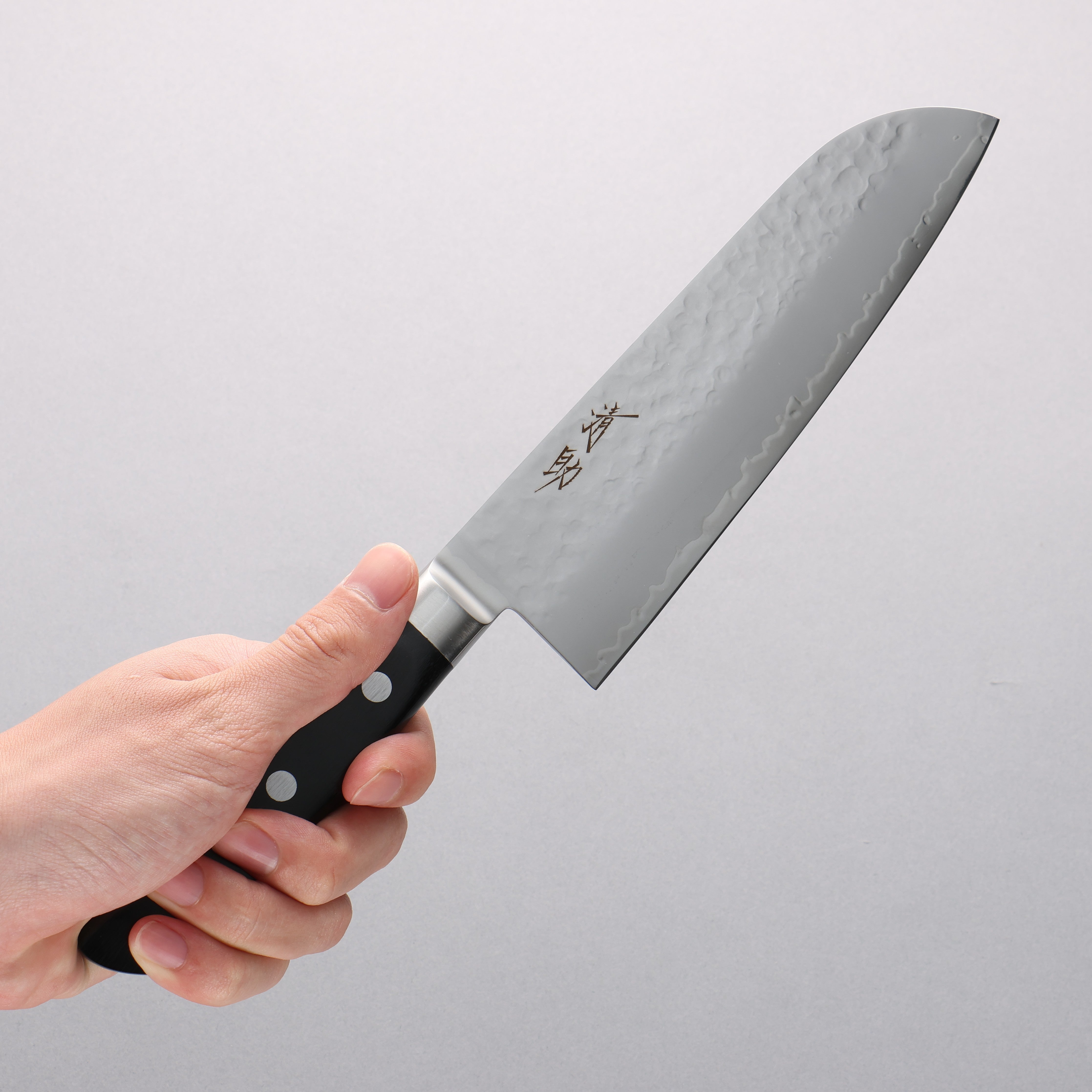 Seisuke VG5 Hammered Kasumitogi Santoku 175mm Black Pakkawood Handle - Seisuke Knife