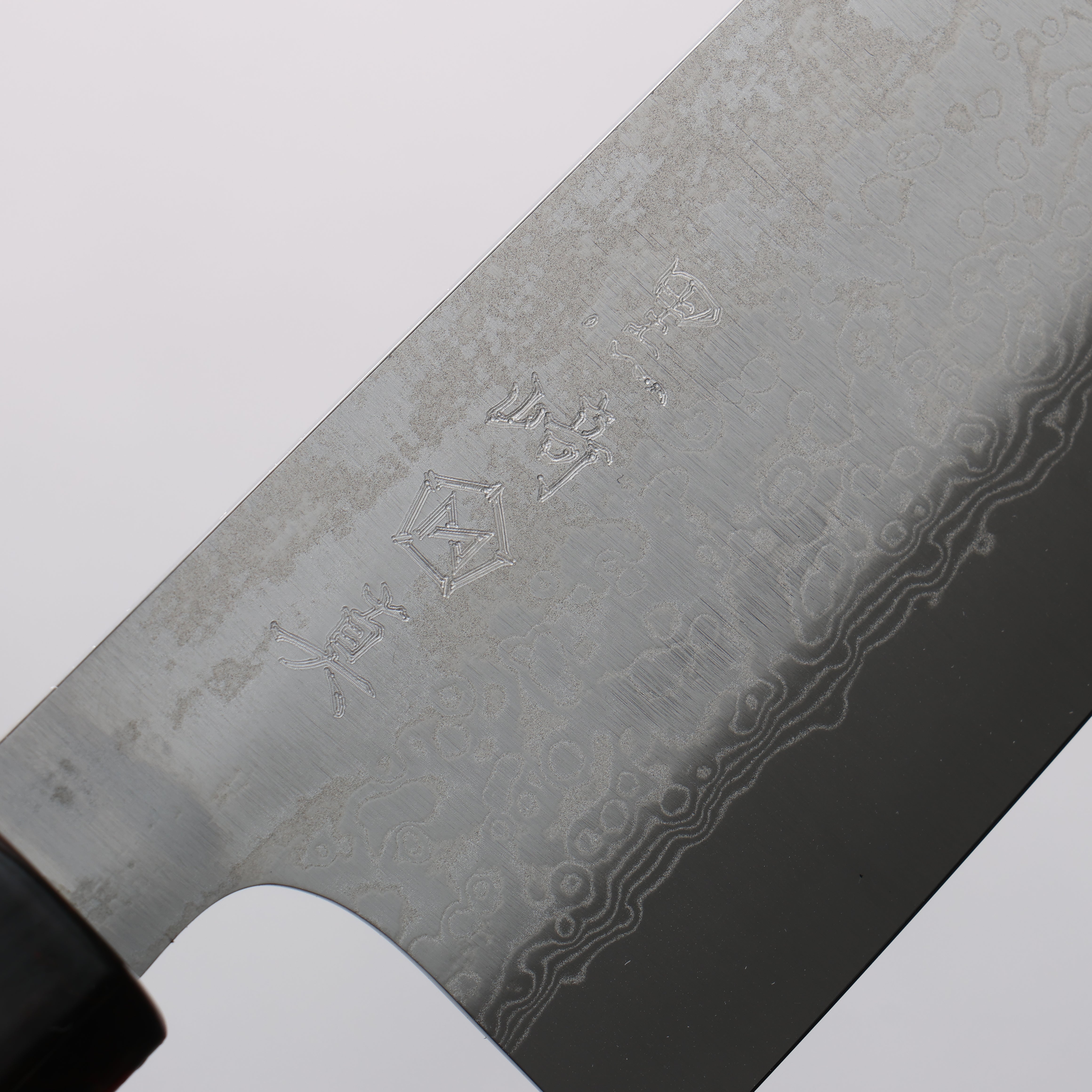 Makoto Kurosaki VG10w Damascus Santoku 165mm Lacquered Red/Black Marble Handle - Seisuke Knife