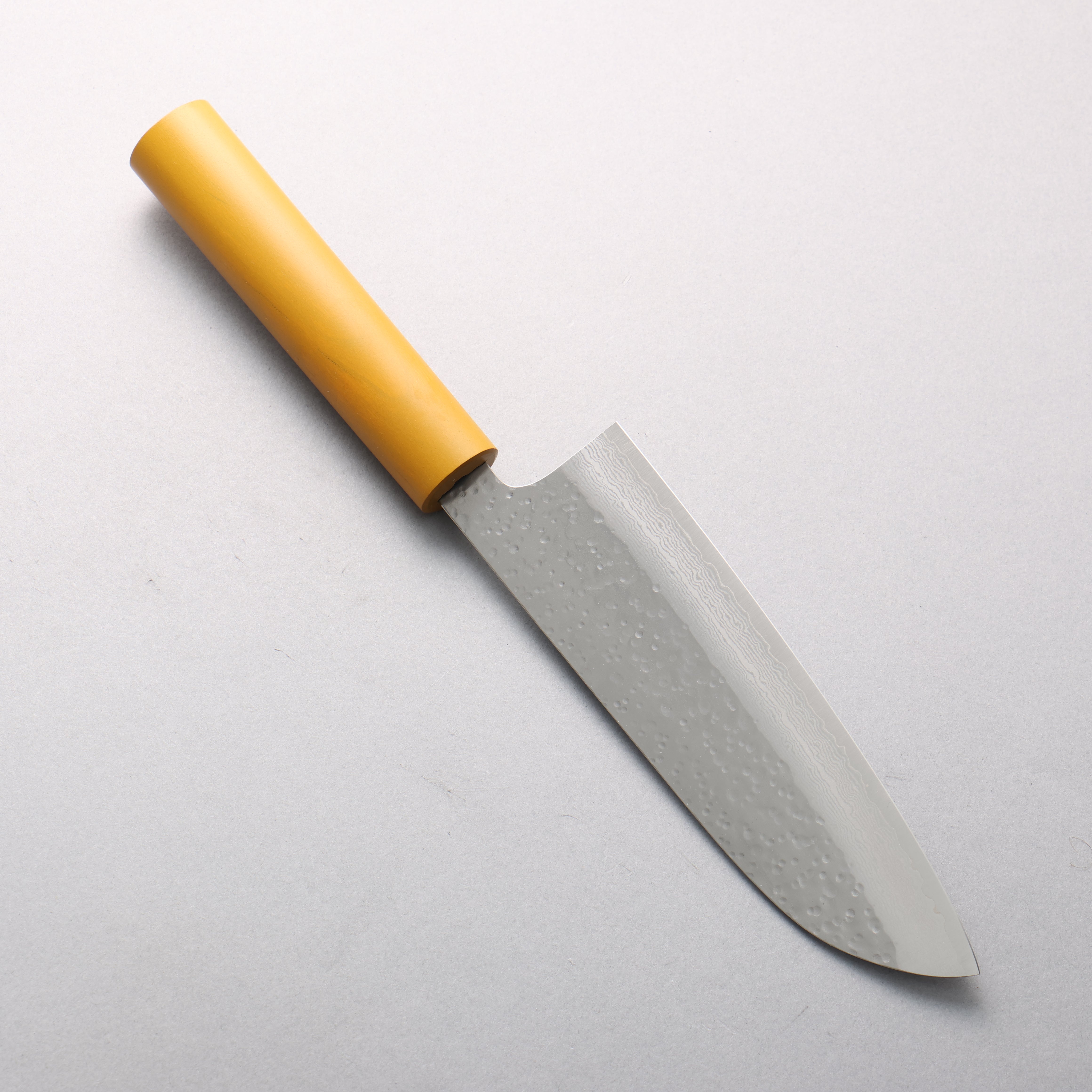 Makoto Kurosaki VG7 Hammered(Maru) Damascus Santoku 170mm Yellow Lacquered Handle - Seisuke Knife