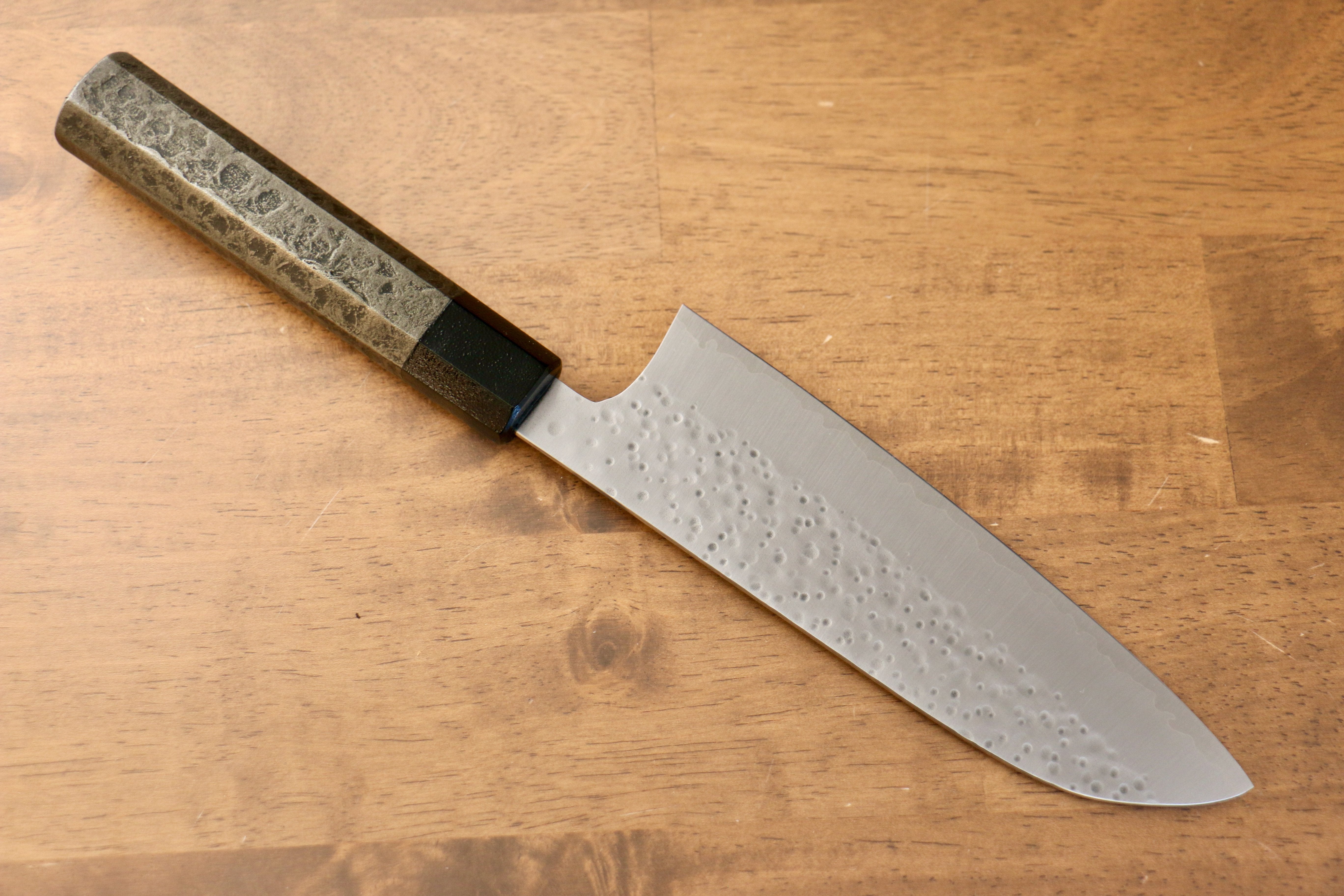 Makoto Kurosaki SG2 Hammered (Maru) Santoku 165mm with Washi & Gold Copper Wood Handle - Seisuke Knife