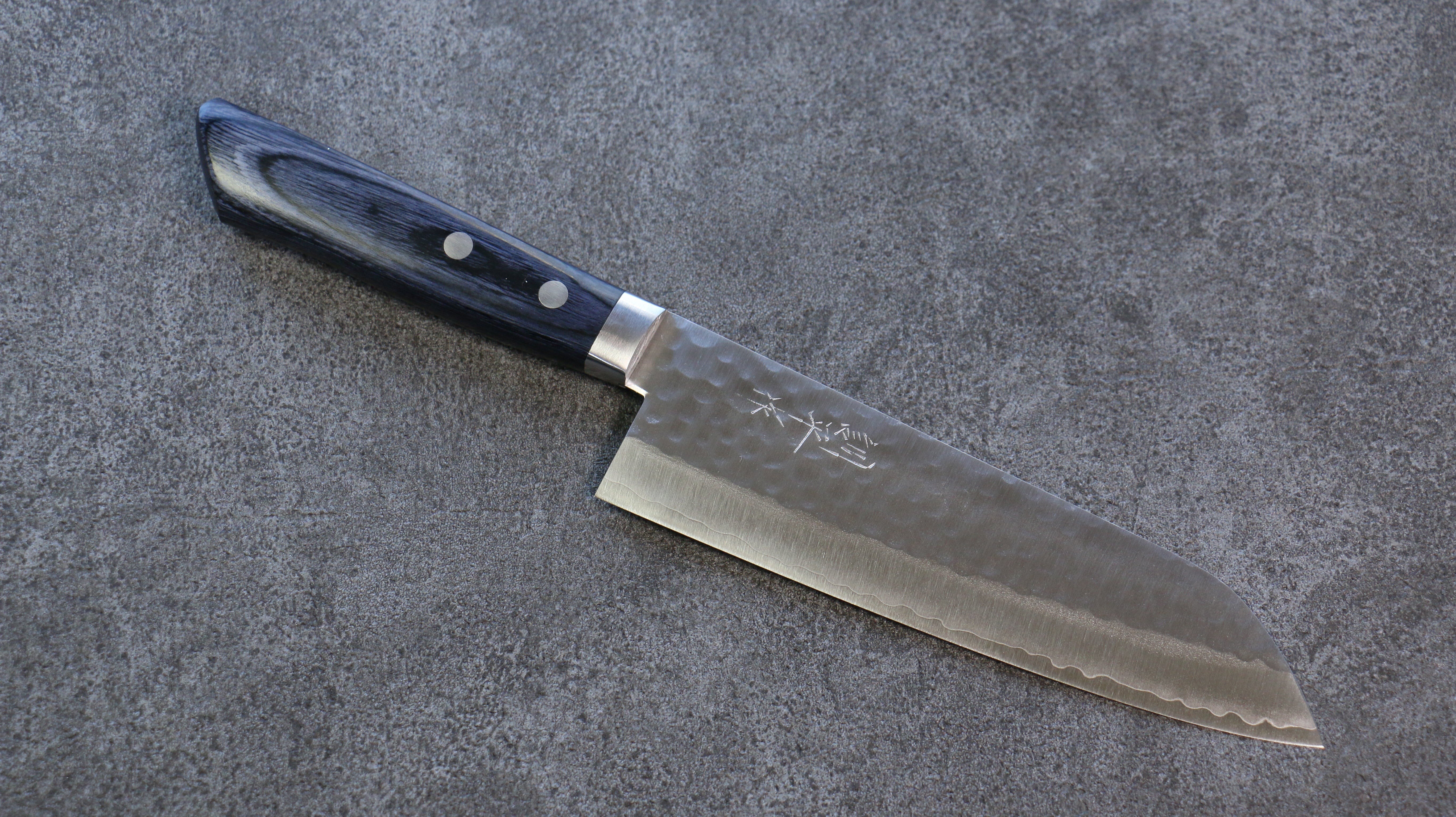 Kunihira VG1 Hammered Santoku 170mm with Navy Blue Pakkawood Handle - Seisuke Knife