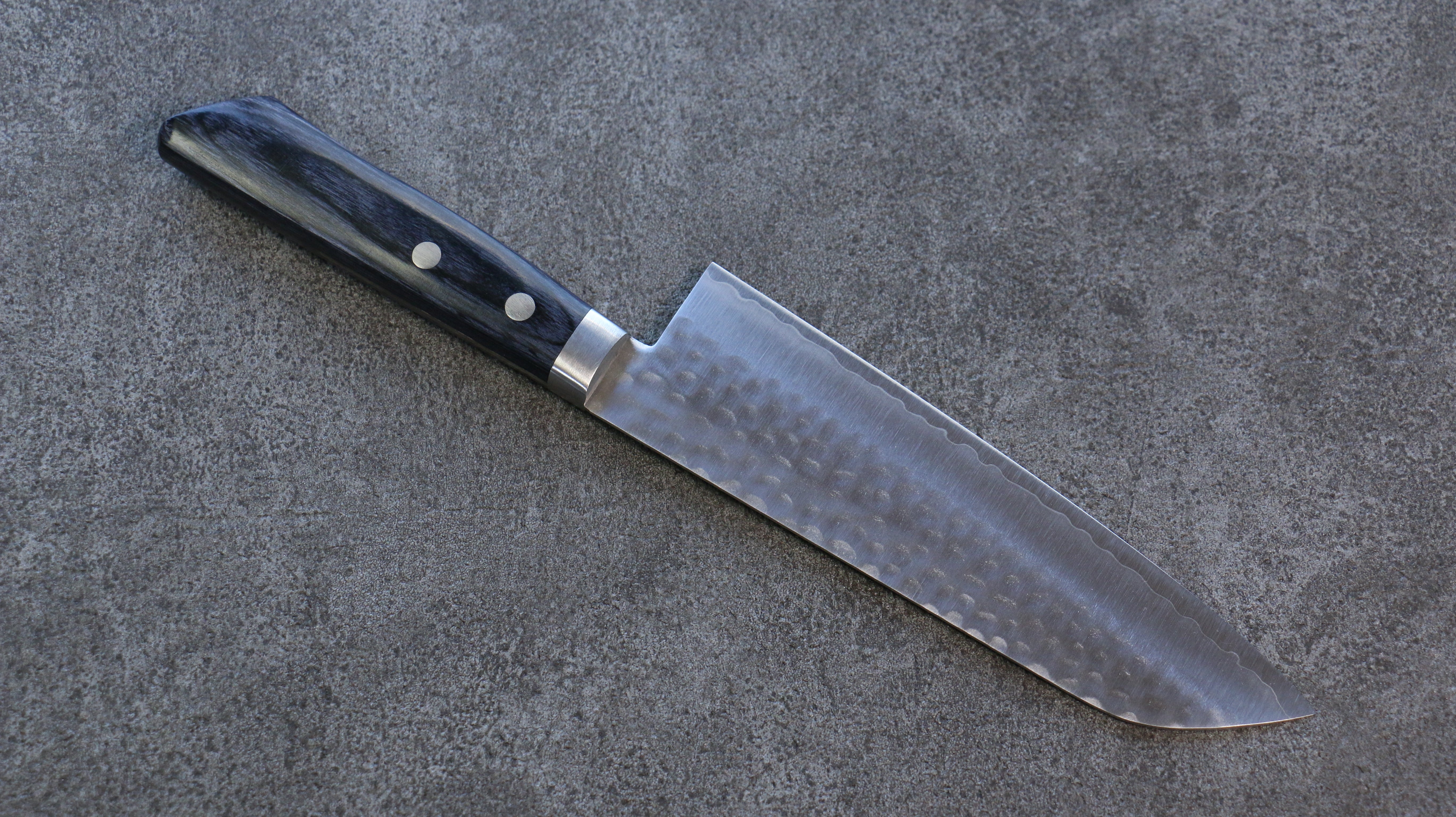 Kunihira VG1 Hammered Santoku 170mm with Navy Blue Pakkawood Handle - Seisuke Knife