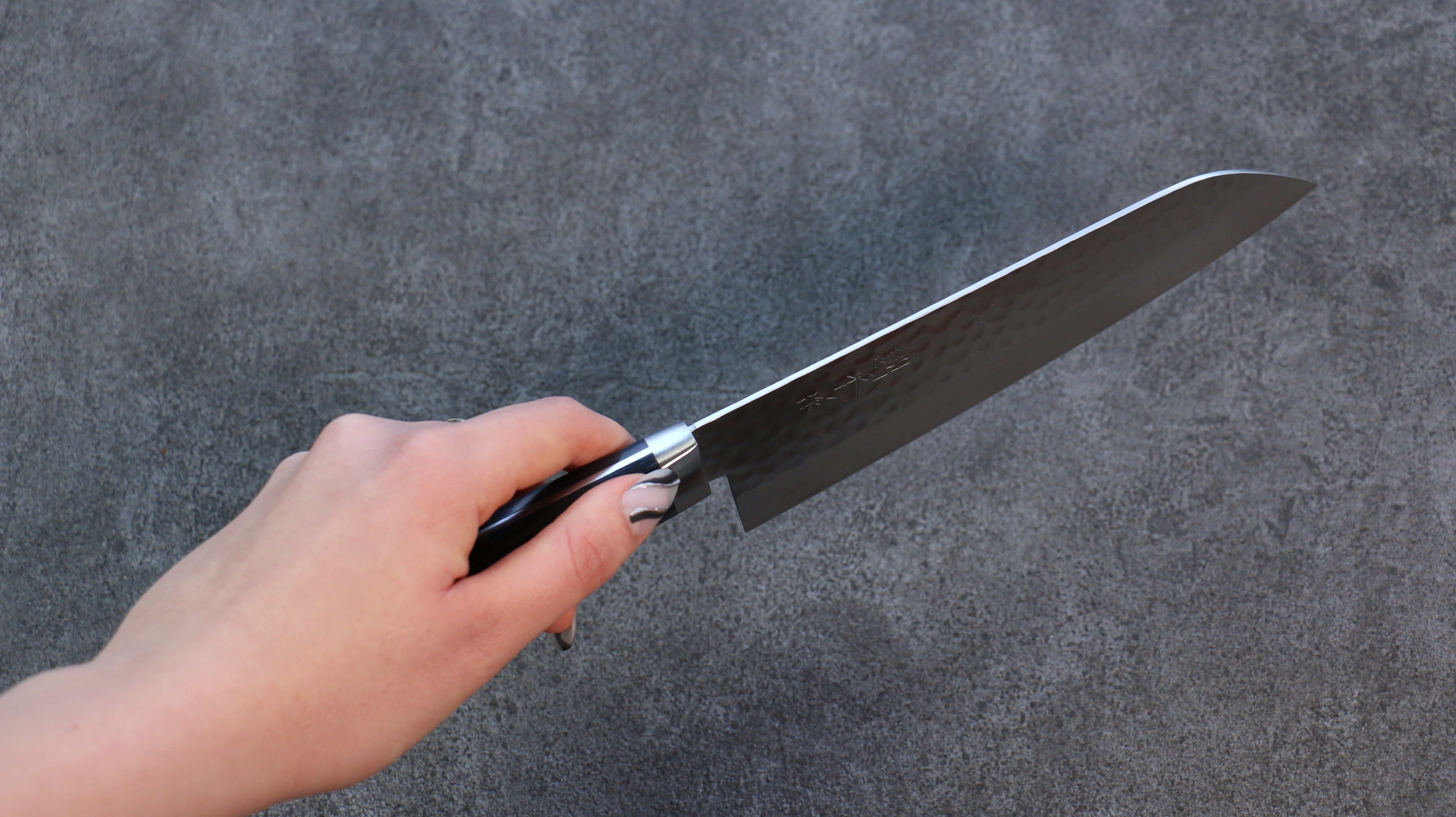 Kunihira VG1 Hammered Santoku 170mm with Navy Blue Pakkawood Handle - Seisuke Knife