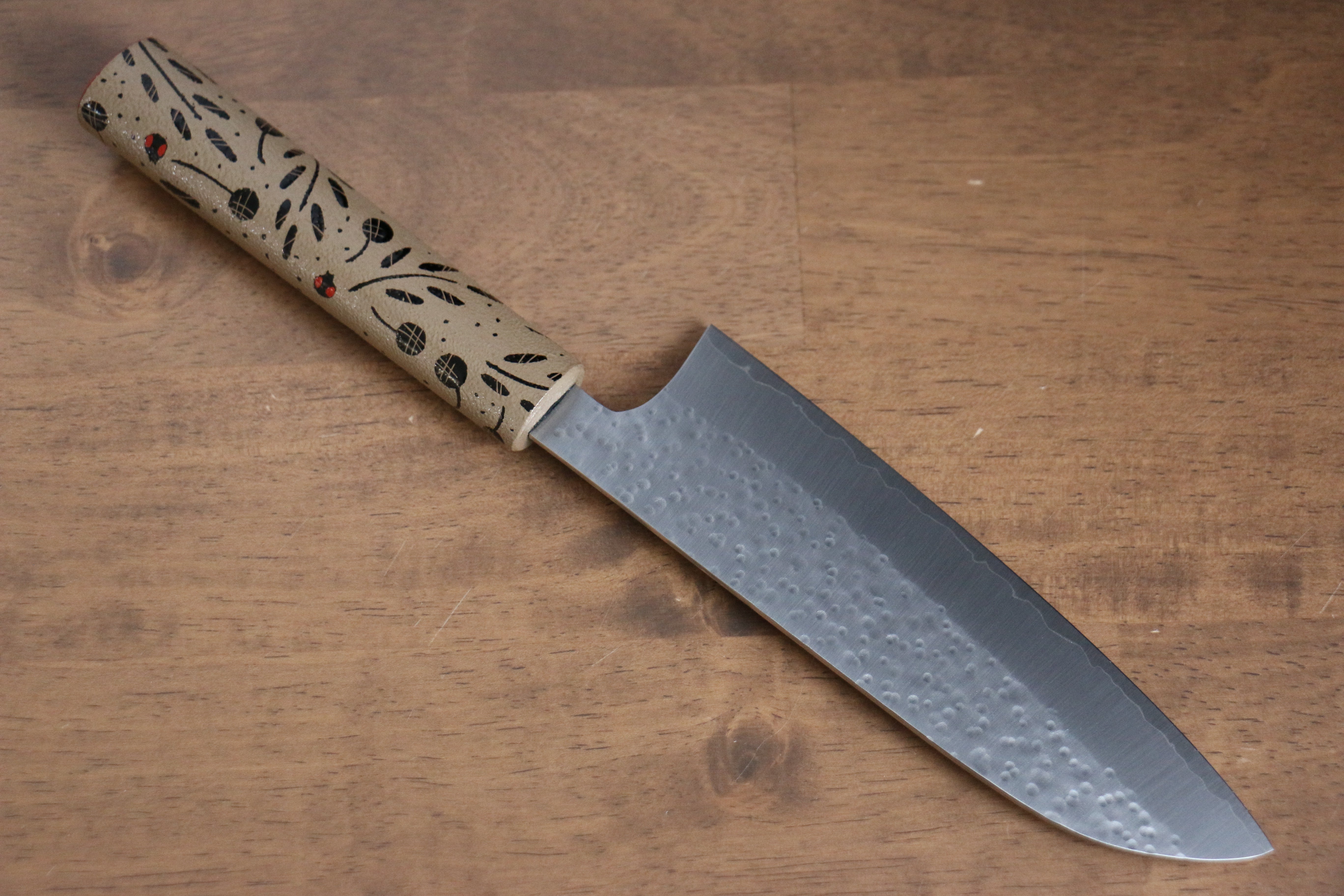 Makoto Kurosaki Tentoumushi SG2 Maru Hammered Santoku 165mm with Lacquered Wood Handle - Seisuke Knife