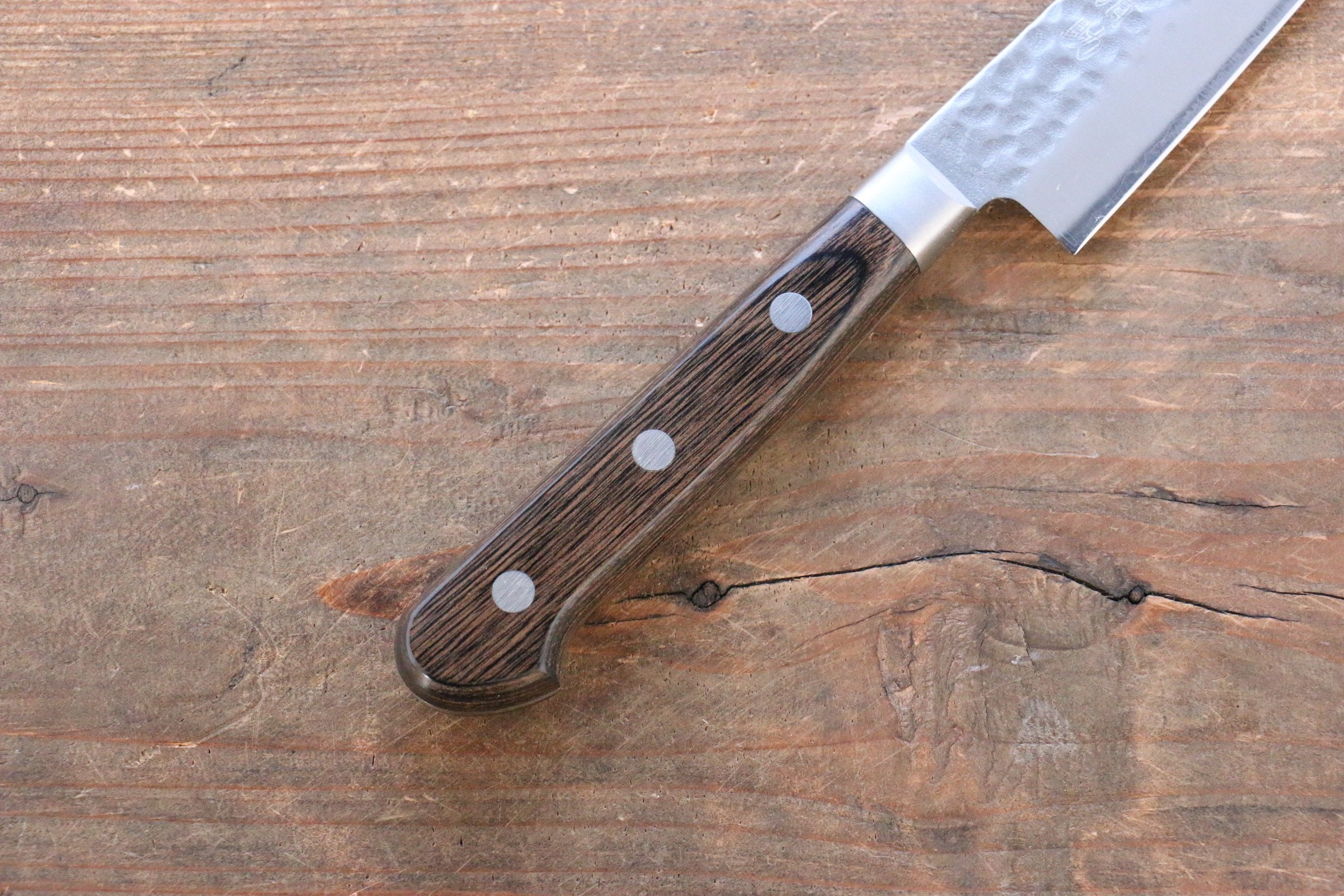 Seisuke AUS8 Hammered Petty-Utility 135mm Brown Pakkawood Handle - Seisuke Knife