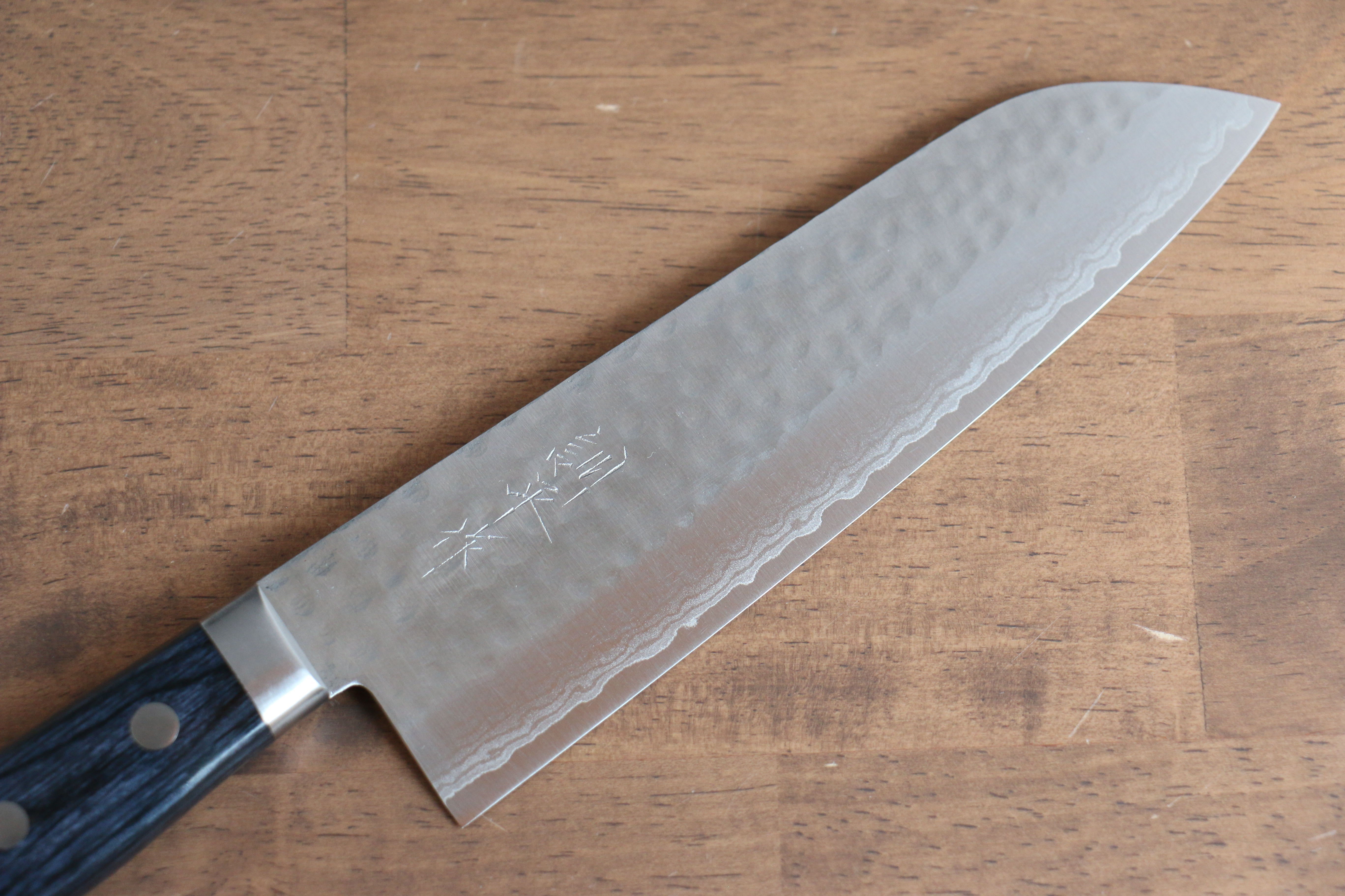 Kunihira Kokuryu VG10 Hammered Damascus Santoku 170mm Navy blue Pakka wood Handle - Seisuke Knife