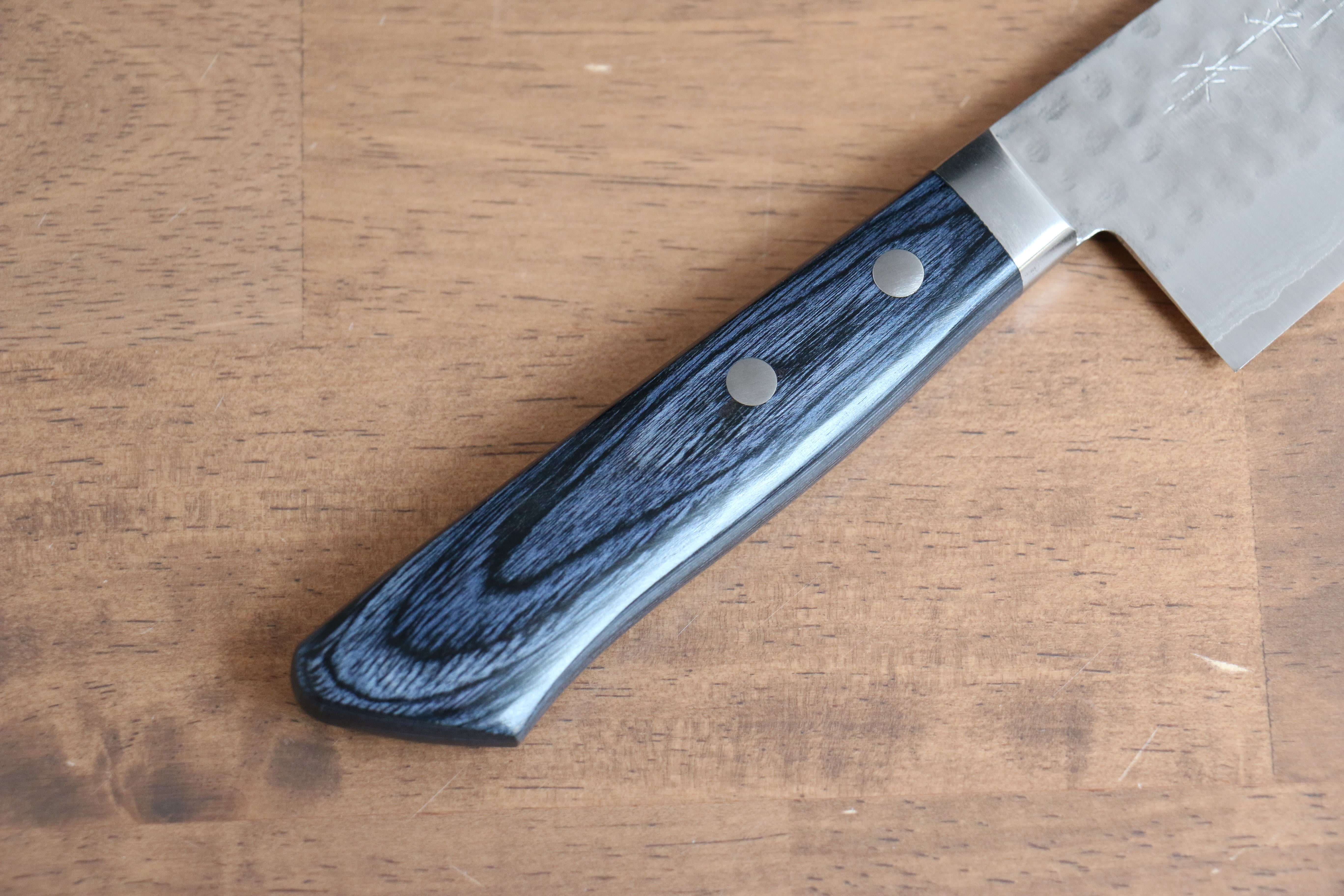 Kunihira Kokuryu VG10 Hammered Damascus Santoku 170mm Navy blue Pakka wood Handle - Seisuke Knife
