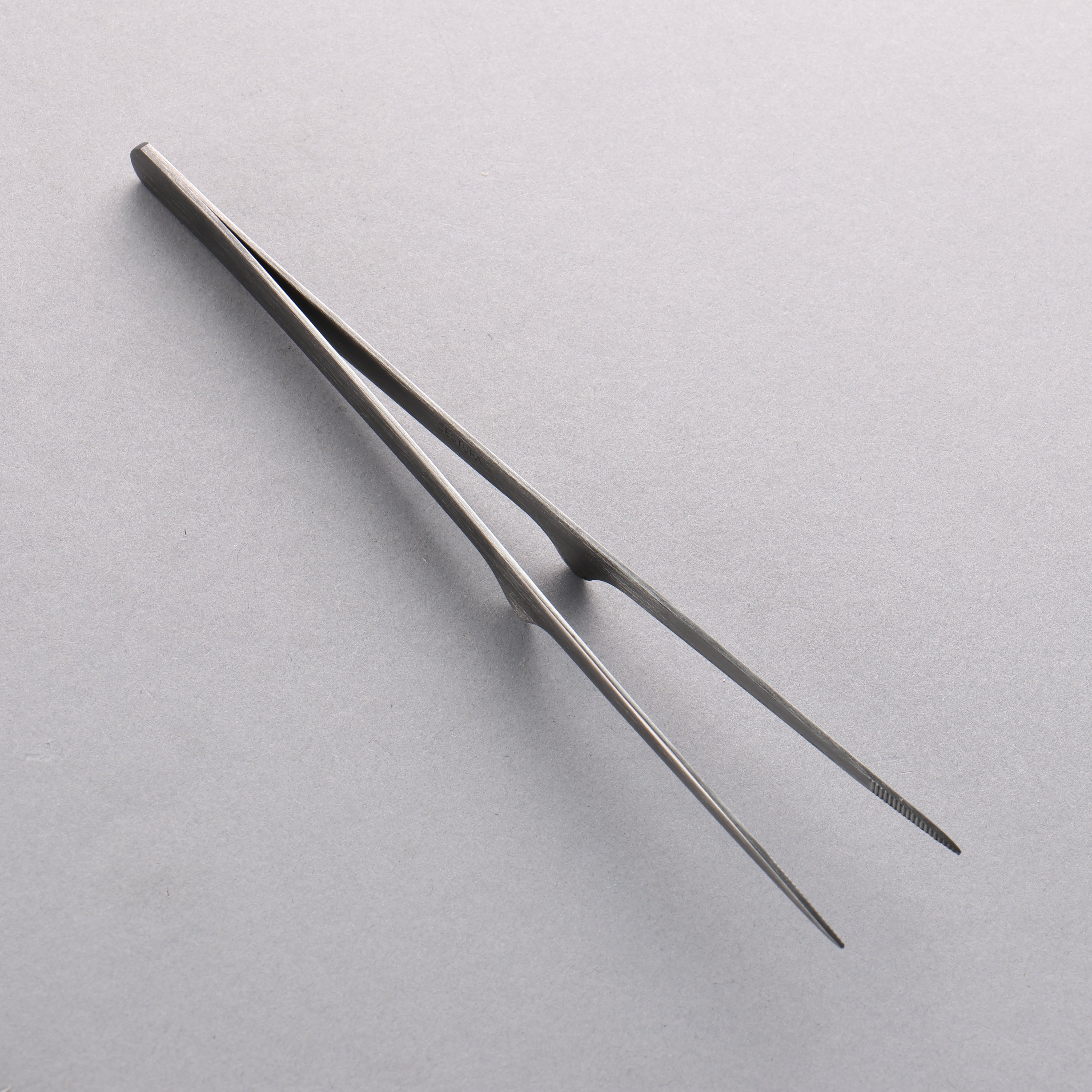 Gestura Petite Stando Black Metal Tongs 200mm - Seisuke Knife