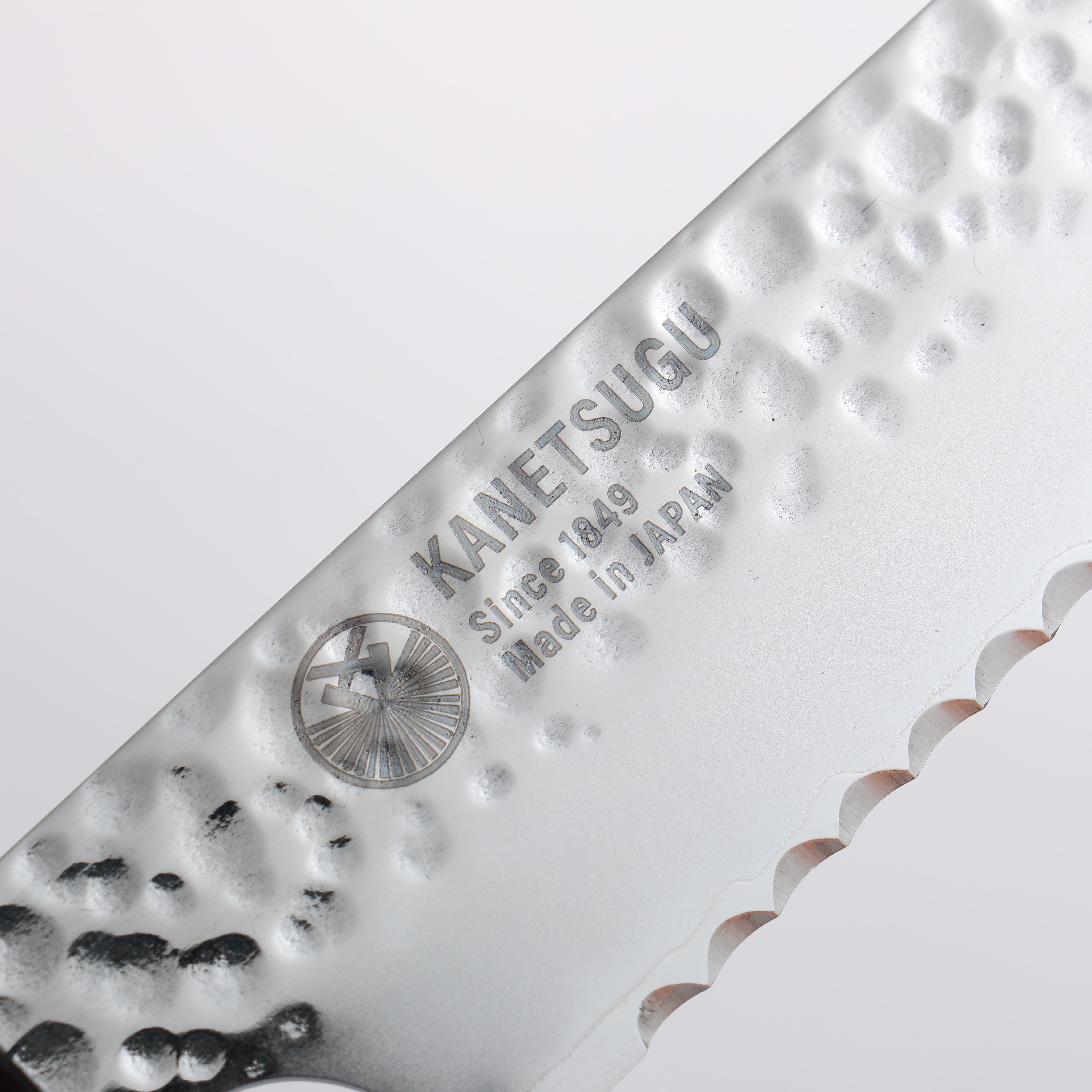 Seki Kanetsugu VG10 Hammered Bread Slicer 210mm Heptagonal Pakkawood Handle - Seisuke Knife