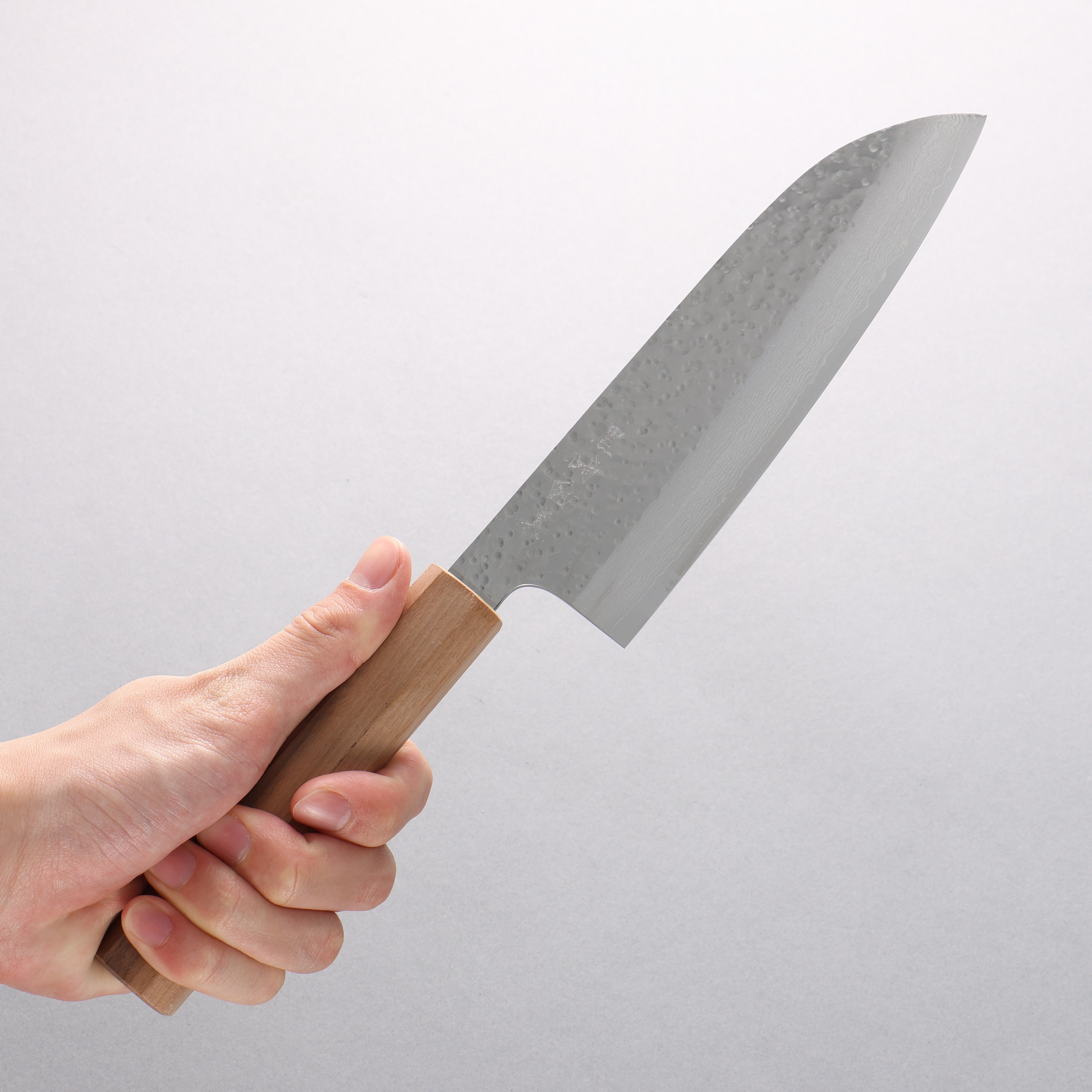 Makoto Kurosaki VG7 Maru Hammered Damascus Santoku 170mm Walnut Handle - Seisuke Knife