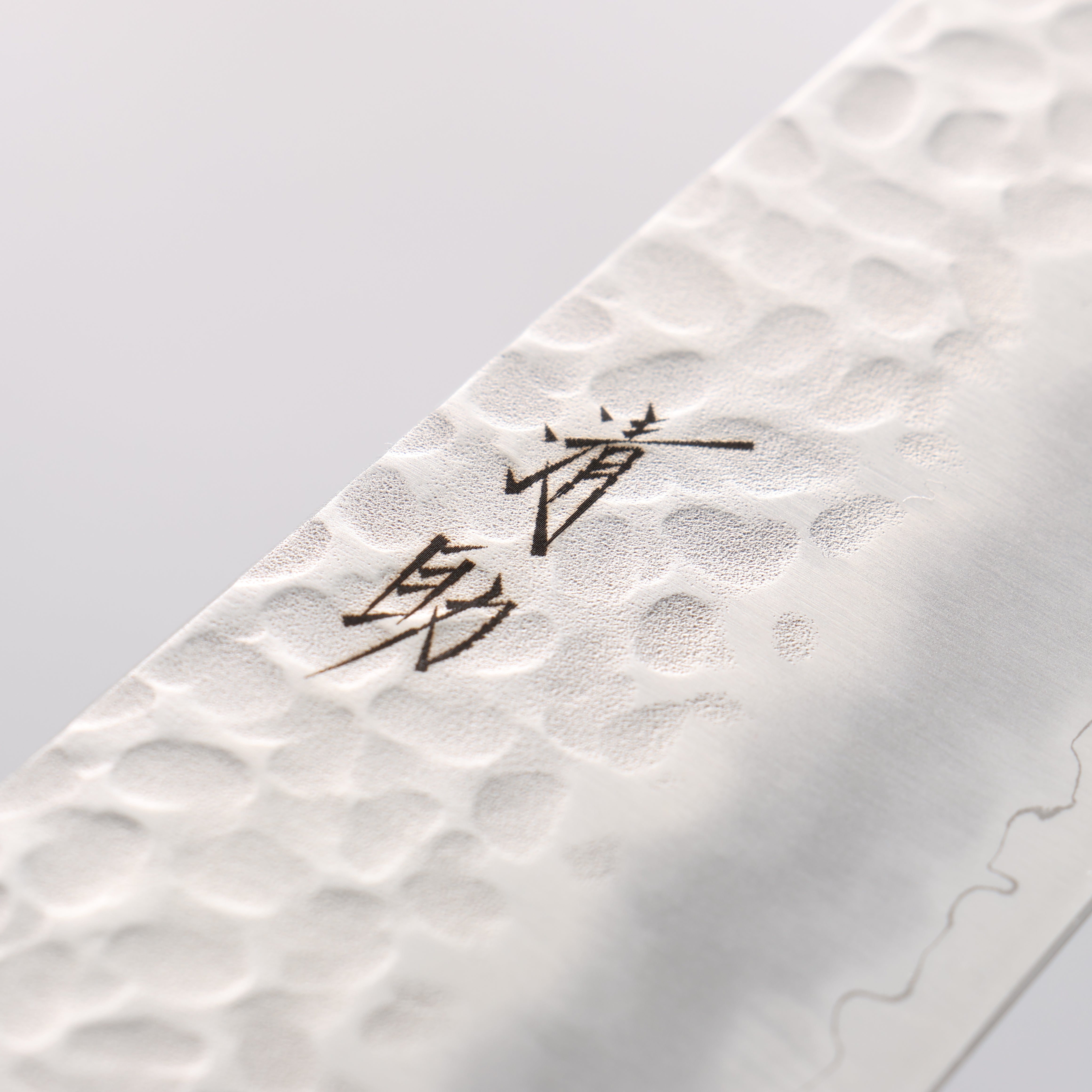 Seisuke AUS8 Hammered Santoku 180mm Brown Pakkawood Handle - Seisuke Knife