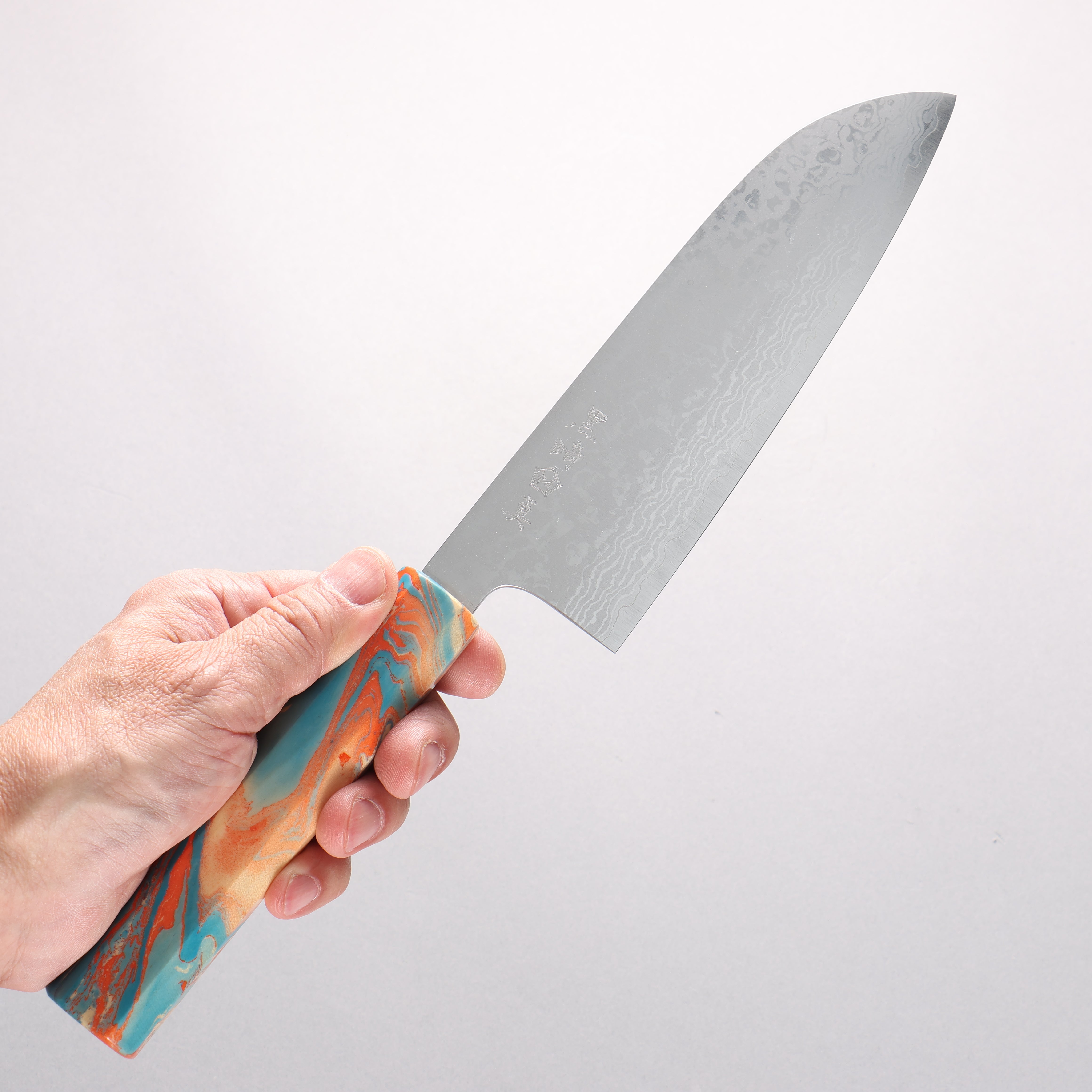 Makoto Kurosaki VG7 Damascus Santoku 165mm Lacquered Red/Blue Marble Handle - Seisuke Knife