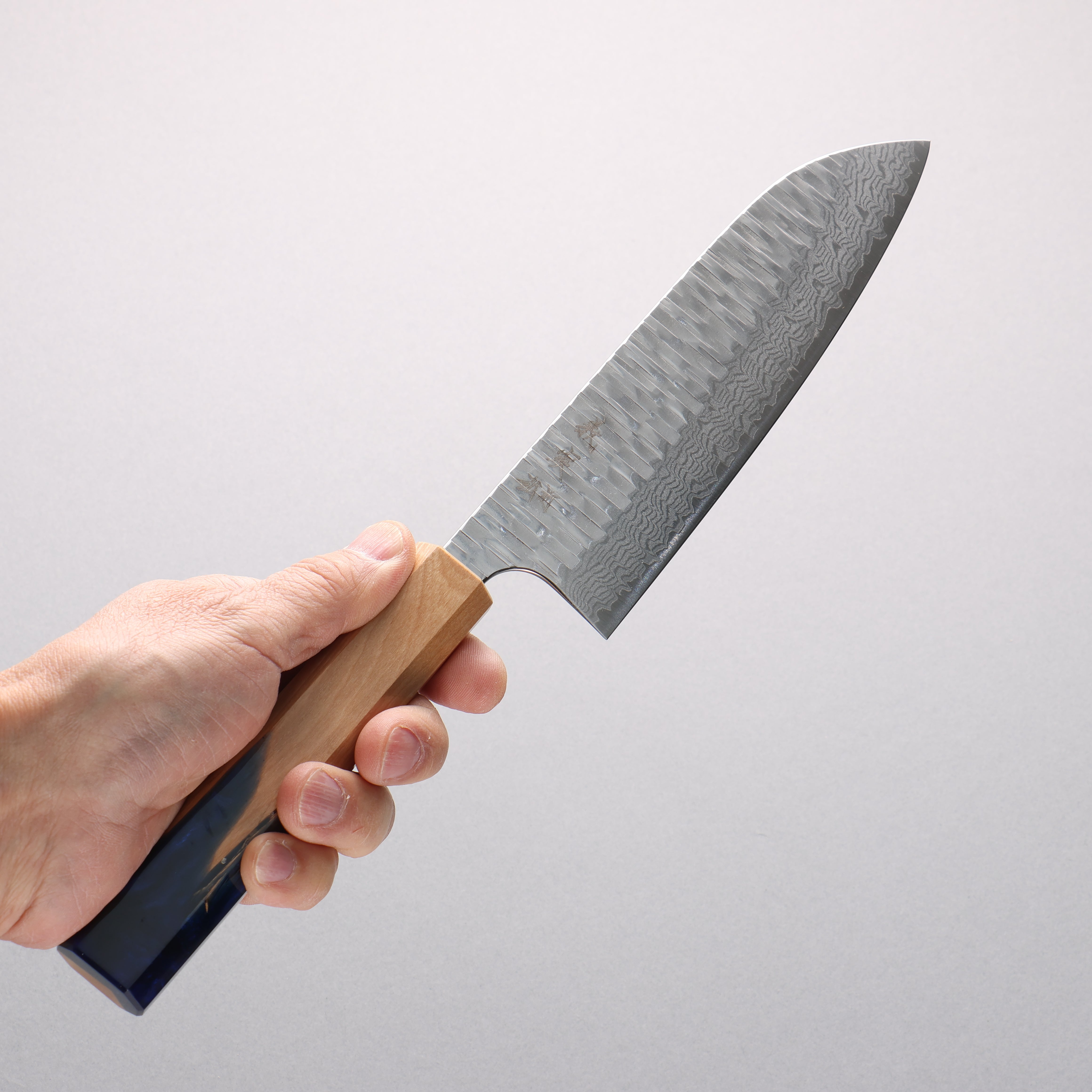 Yoshimi Kato Kasuri VG-XEOS Hammered Damascus Santoku 170mm Olive Wood & Blue Resin Handle - Seisuke Knife