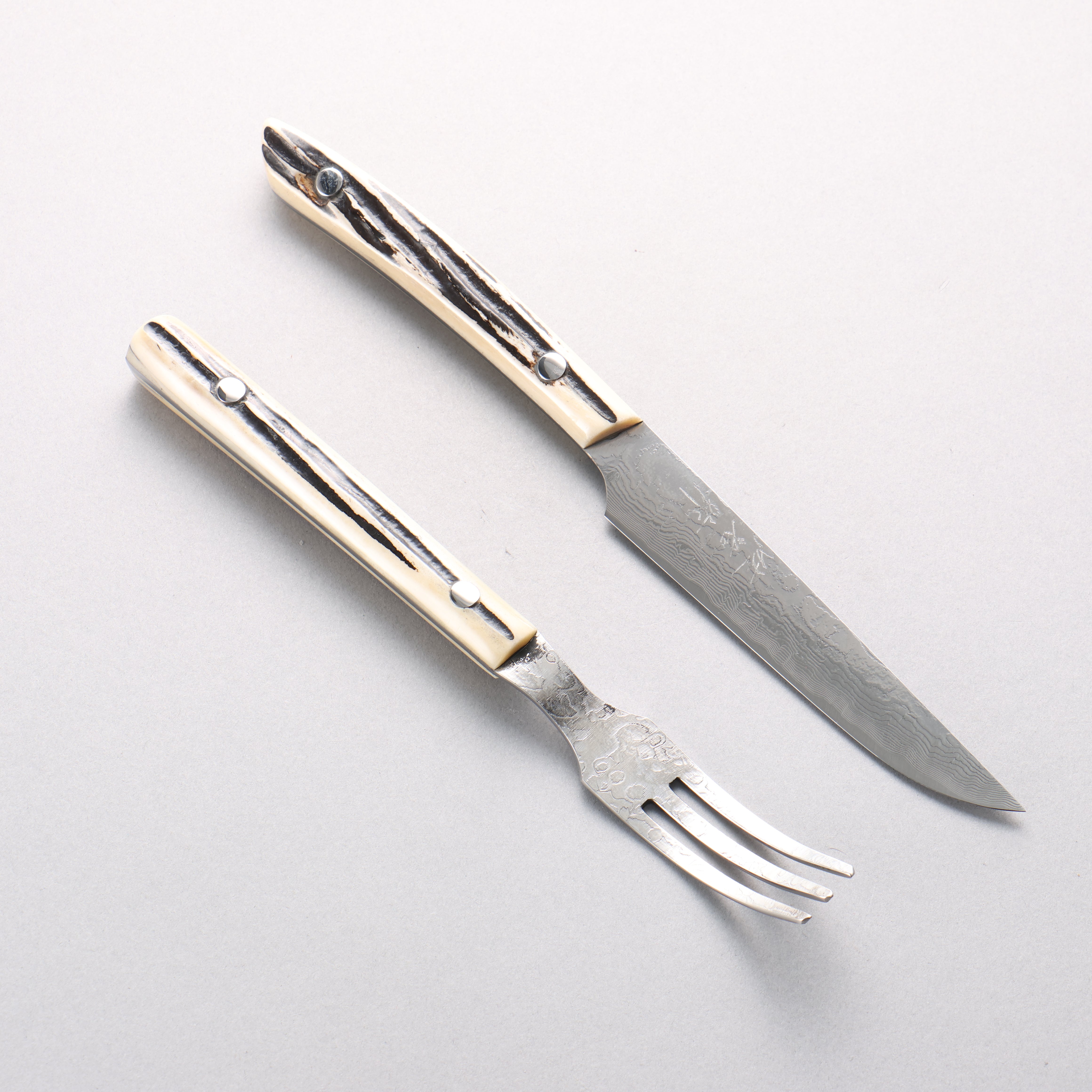 Takeshi Saji Steak Knife and Fork Set SG2 Damascus Diamond Finish 125mm White Deer Horn Handle - Seisuke Knife