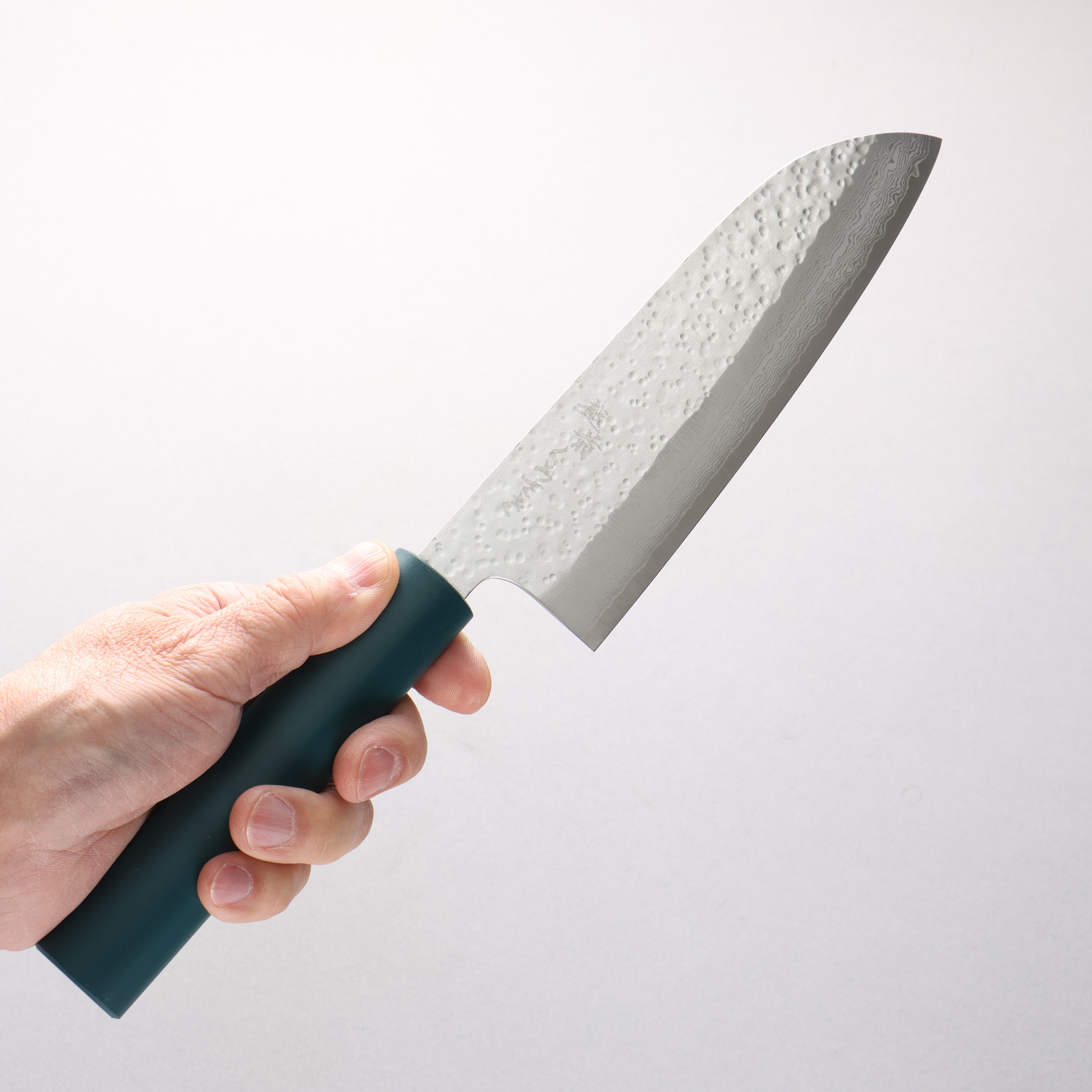 Makoto Kurosaki VG7 Hammered(Maru) Damascus Santoku 170mm Blue Lacquered Handle - Seisuke Knife