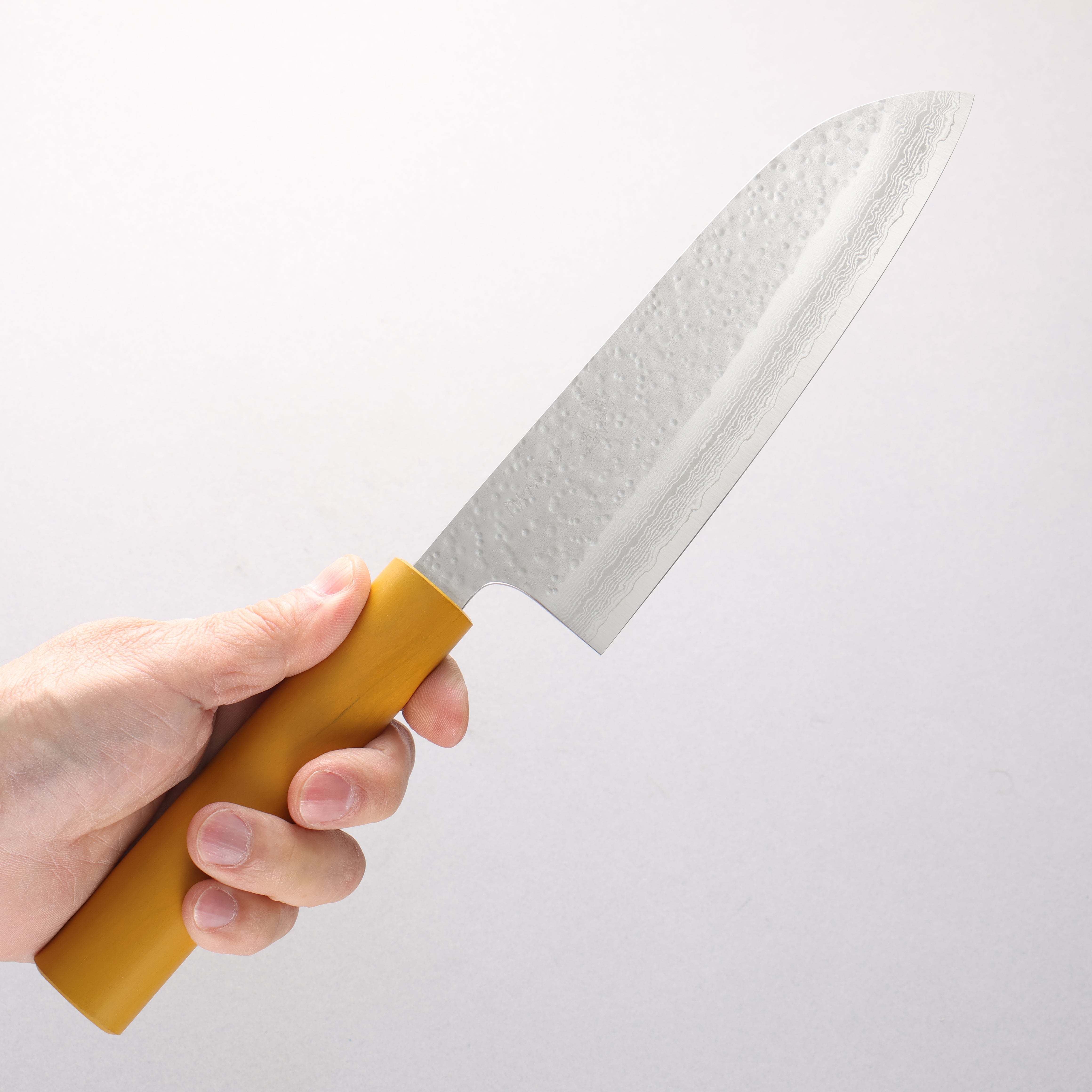 Makoto Kurosaki VG7 Hammered(Maru) Damascus Santoku 170mm Yellow Lacquered Handle - Seisuke Knife