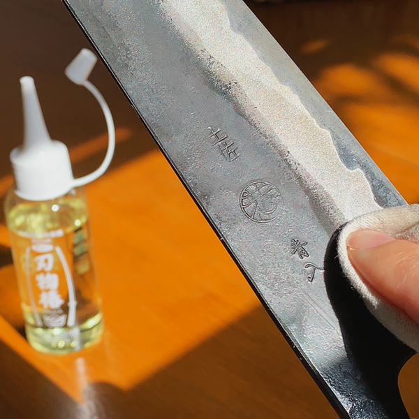  Apply oil to carbon steel knife