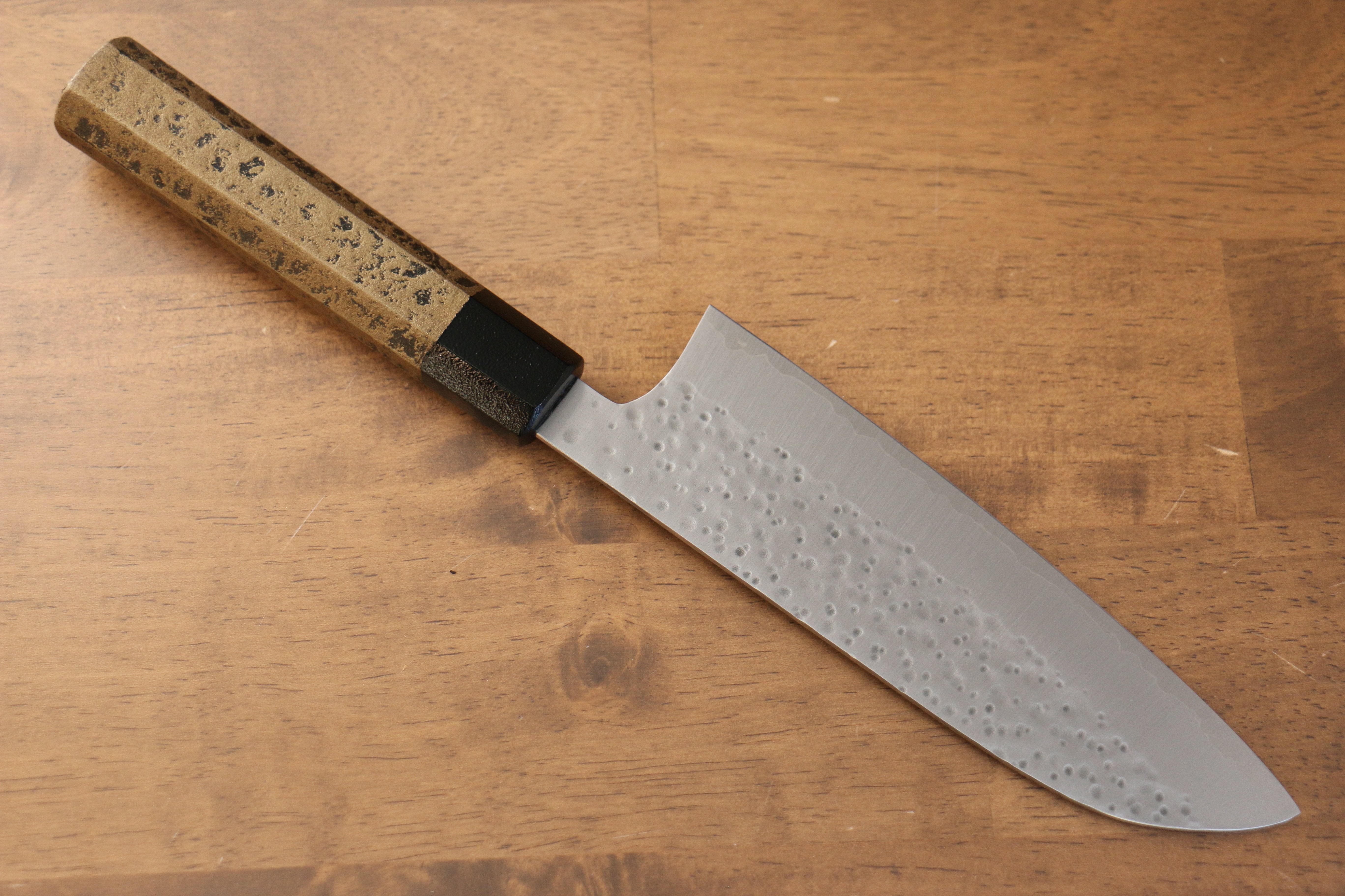 Makoto Kurosaki SG2 Maru Hammered Santoku 165mm with Washi & Gold Copper Wood Handle - Seisuke Knife