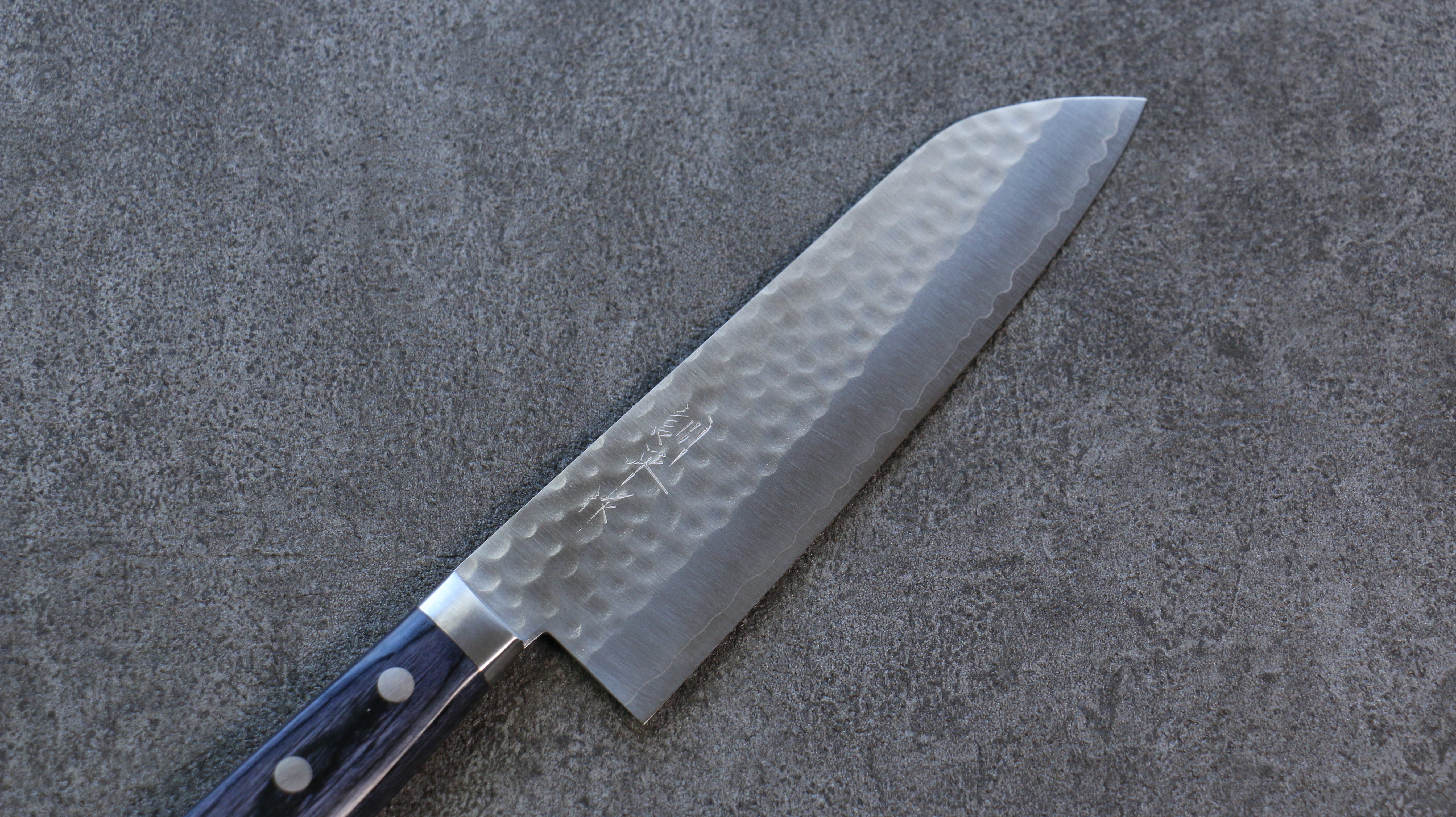 Kunihira VG1 Hammered Santoku 170mm with Navy Blue Pakkawood Handle - Seisuke Knife