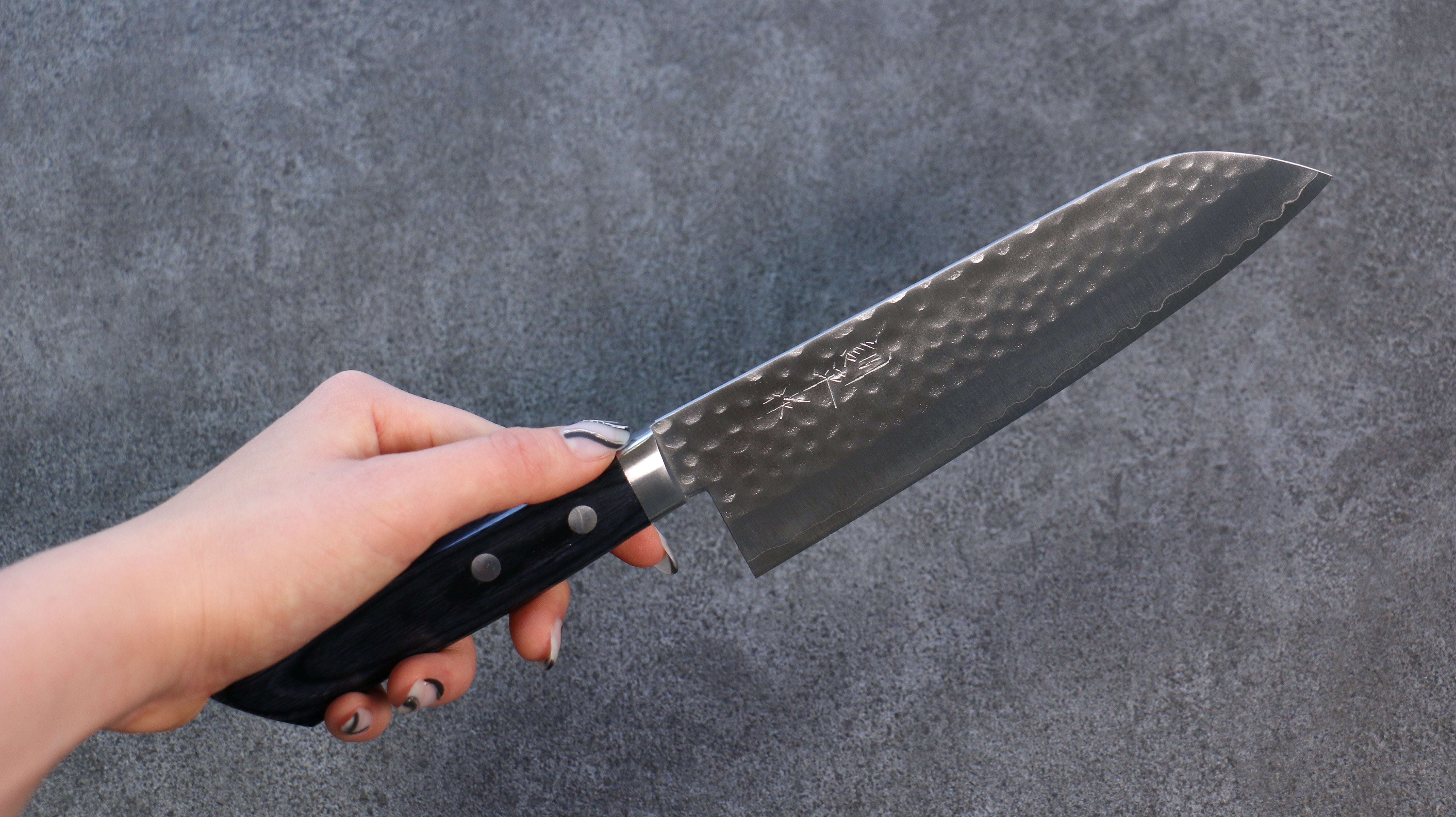 Kunihira VG1 Hammered Santoku 170mm with Navy Blue Pakkawood Handle - Seisuke Knife