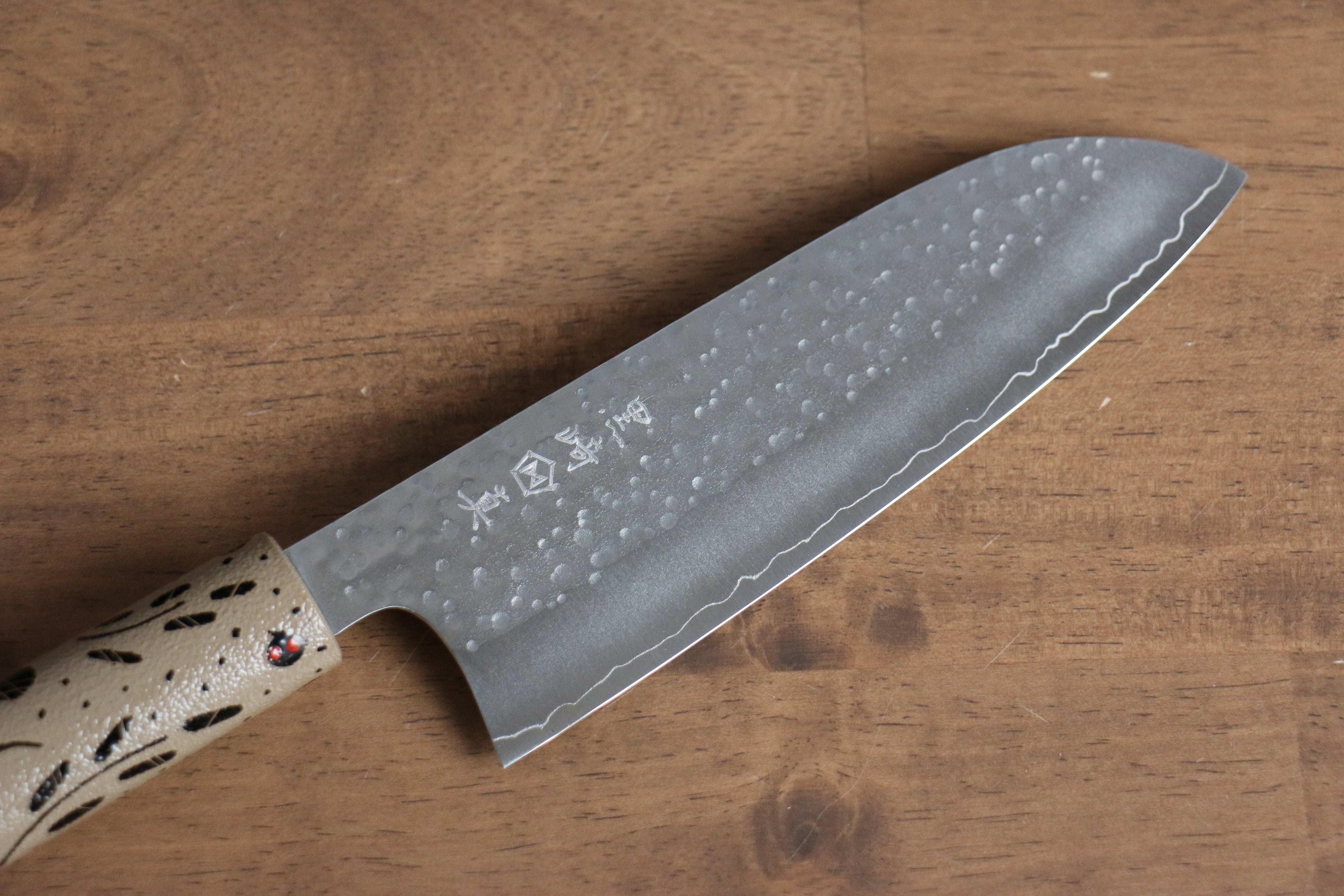 Makoto Kurosaki Tentoumushi SG2 Maru Hammered Santoku 165mm with Lacquered Wood Handle - Seisuke Knife