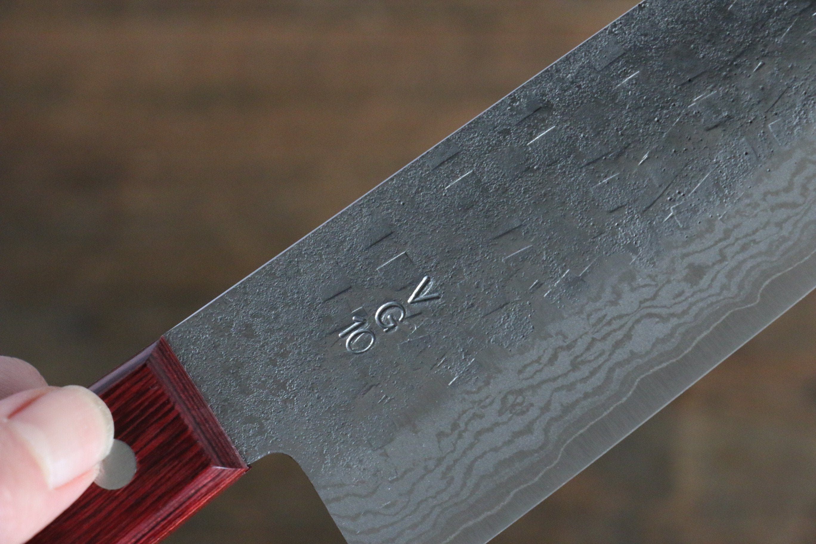 Nao Yamamoto VG10 Hammered Damascus Santoku 170mm with Red Pakka wood Handle - Seisuke Knife